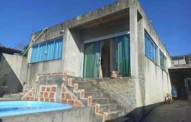 Imagem: A casa possui 2 Dormitórios, 2 Banheiros, 2 Vagas na garagem