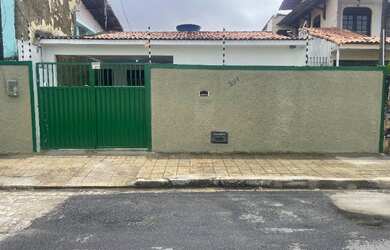 Imagem: A casa possui 3 Dormitórios, 3 Banheiros, 2 Vagas na garagem