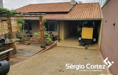 Imagem: A casa possui 2 Dormitórios, 1 Banheiro, 2 Vagas na garagem