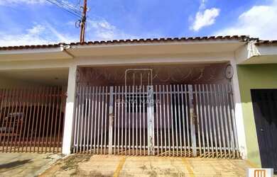 Imagem: A casa possui 2 Dormitórios, 2 Banheiros, 1 Vaga na garagem