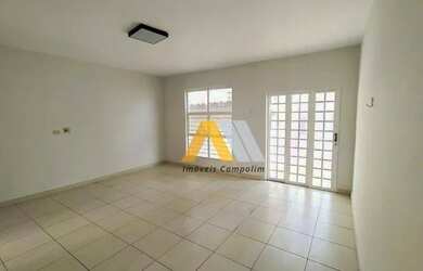 Imagem: A casa possui 4 Dormitórios, 2 Banheiros, 4 Vagas na garagem