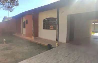 Imagem: A casa possui 3 Dormitórios, 2 Banheiros, 1 Vaga na garagem