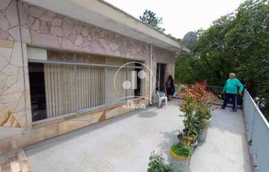 Imagem: A casa possui 5 Dormitórios, 4 Banheiros, 5 Vagas na garagem