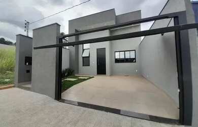 Imagem: A casa possui 3 Dormitórios, 2 Banheiros, 2 Vagas na garagem