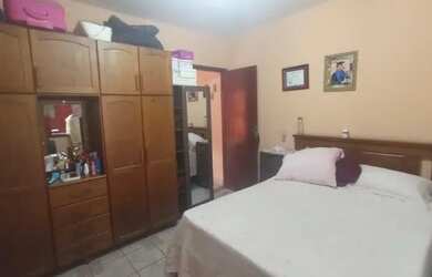 Imagem: A casa possui 2 Dormitórios, 2 Banheiros, 2 Vagas na garagem