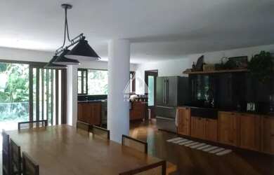 Imagem: A casa possui 4 Dormitórios, 3 Banheiros, 2 Vagas na garagem