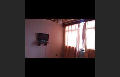 Imagem 2: Aluga-se kitinet. 1 Vaga na garageme1 Dormitório