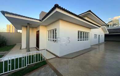 Imagem: A casa possui 3 Dormitórios, 3 Banheiros, 5 Vagas na garagem