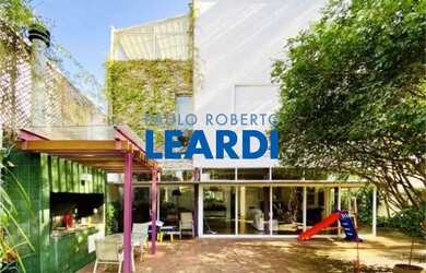 Imagem: A casa possui 4 Dormitórios, 5 Banheiros, 3 Vagas na garagem