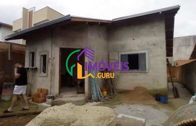 Imagem: A casa possui 3 Dormitórios, 2 Banheiros, 2 Vagas na garagem