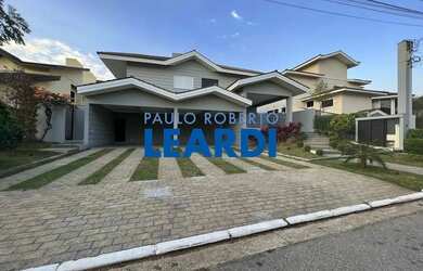 Imagem: A casa em condomínio possui 4 Dormitórios, 4 Banheiros, 4