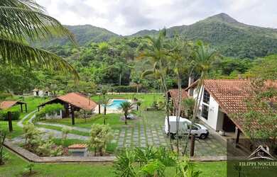 Imagem: A casa possui 5 Dormitórios, 5 Banheiros, 4 Vagas na garagem