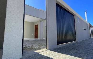 Imagem: A casa possui 2 Dormitórios, 2 Banheiros, 2 Vagas na garagem