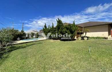 Imagem 7: Casa com piscina, 4 dormitórios, suíte, 3 banheiros, sala de estar e...