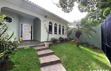 Imagem: A casa possui 3 Dormitórios, 4 Banheiros, 5 Vagas na garagem