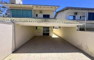 Imagem: A casa possui 3 Dormitórios, 2 Banheiros, 3 Vagas na garagem