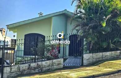 Imagem: A casa possui 4 Dormitórios, 3 Banheiros, 1 Vaga na garagem