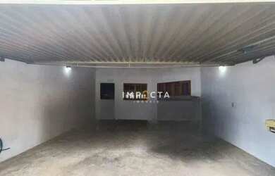 Imagem: A casa possui 3 Dormitórios, 3 Banheiros, 2 Vagas na garagem