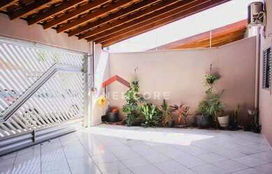 Imagem: A casa possui 3 Dormitórios, 2 Banheiros, 3 Vagas na garagem