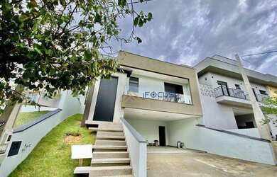 Imagem: A casa em condomínio possui 3 Dormitórios, 3 Banheiros, 4