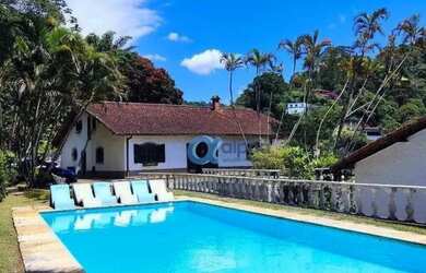 Imagem: A casa possui 5 Dormitórios, 5 Banheiros, 4 Vagas na garagem