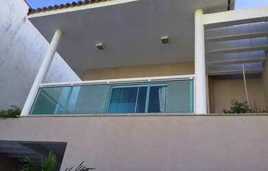 Imagem: A casa possui 3 Dormitórios, 3 Banheiros, 2 Vagas na garagem