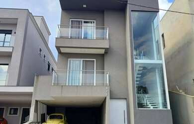 Imagem: A casa em condomínio possui 4 Dormitórios, 3 Banheiros, 4