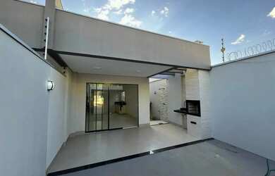 Imagem: A casa possui 2 Dormitórios, 2 Banheiros, 2 Vagas na garagem