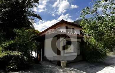 Imagem: A casa possui 4 Dormitórios, 5 Banheiros, 4 Vagas na garagem