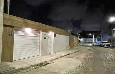 Imagem: A casa possui 3 Dormitórios, 2 Banheiros, 2 Vagas na garagem