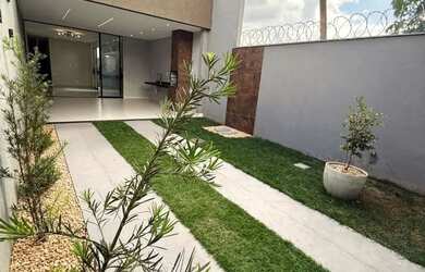 Imagem: A casa possui 3 Dormitórios, 2 Banheiros, 4 Vagas na garagem