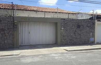 Imagem: A casa possui 2 Dormitórios, 2 Banheiros, 1 Vaga na garagem