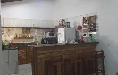 Imagem: A casa possui 2 Dormitórios, 1 Banheiro, 2 Vagas na garagem