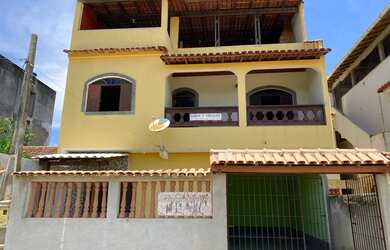 Imagem: A casa possui 3 Dormitórios, Acomodam 30 pessoas, 2 Vagas na