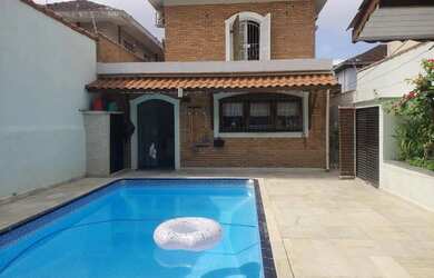 Imagem: A casa possui 4 Dormitórios, 4 Banheiros, 5 Vagas na garagem