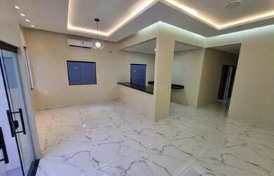 Imagem: A casa possui 3 Dormitórios, 2 Banheiros, 3 Vagas na garagem