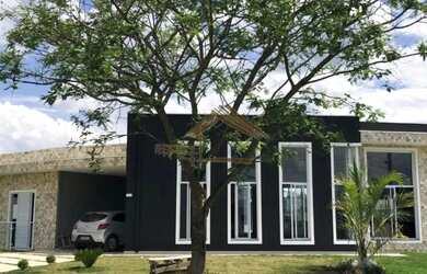 Imagem: A casa em condomínio possui 4 Dormitórios, 4 Banheiros, 5