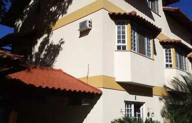 Imagem: A casa em condomínio possui 4 Dormitórios, 4 Banheiros, 2