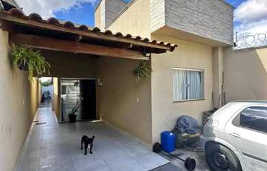 Imagem: A casa possui 3 Dormitórios, 2 Banheiros e 2 Vagas na garagem