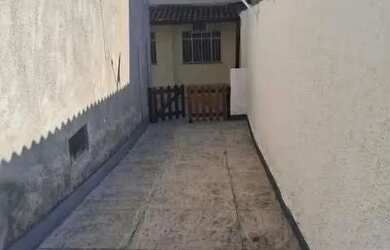 Imagem: A casa possui 3 Dormitórios, 1 Banheiro, 1 Vaga na garagem