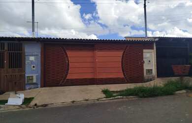 Imagem: A casa possui 2 Dormitórios, 1 Banheiro, 3 Vagas na garagem