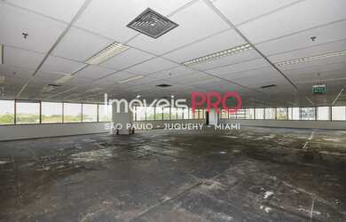 Imagem: O depósito possui 5 Vagas na garagem, 885m² de Área e está