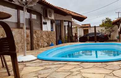 Imagem: A casa possui 3 Dormitórios, Acomodam 8 pessoas e 5 Vagas na