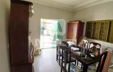 Imagem: A casa possui 4 Dormitórios, 5 Banheiros, 2 Vagas na garagem