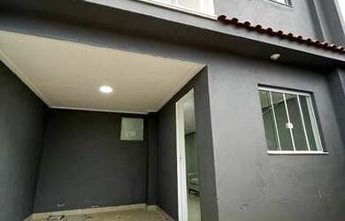 Imagem: A casa possui 3 Dormitórios, 2 Banheiros, 1 Vaga na garagem