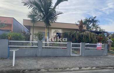 Imagem: A casa possui 3 Dormitórios, 1 Banheiro, 2 Vagas na garagem