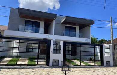 Imagem: A casa possui 3 Dormitórios, 3 Banheiros, 2 Vagas na garagem