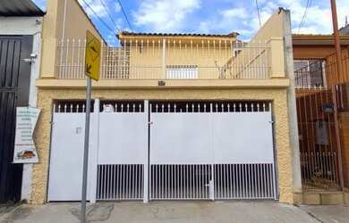 Imagem: A casa possui 3 Dormitórios, 2 Banheiros, 1 Vaga na garagem