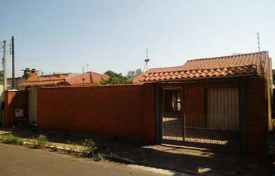 Imagem: A casa possui 3 Dormitórios, 1 Banheiro, 3 Vagas na garagem