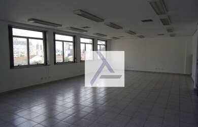 Imagem: O depósito possui 1 Vaga na garagem, 90m² de Área e está